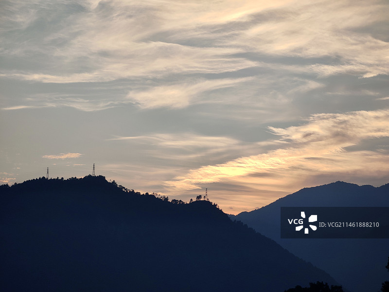 夕阳下的山麓图片素材