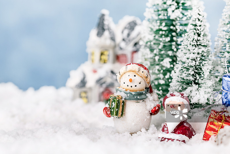 圣诞节雪人和圣诞老人在雪地里图片素材