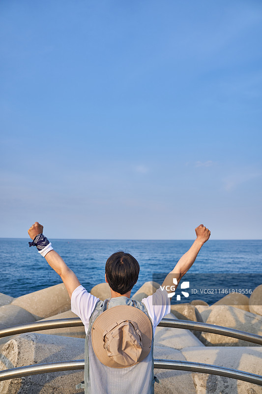 韩国国民旅行青年大学生户外活动夏季海边休息图片素材