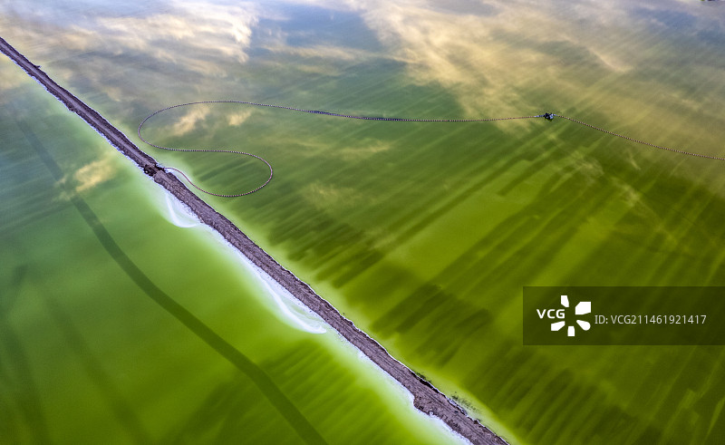 察尔汗盐湖与天相融图片素材