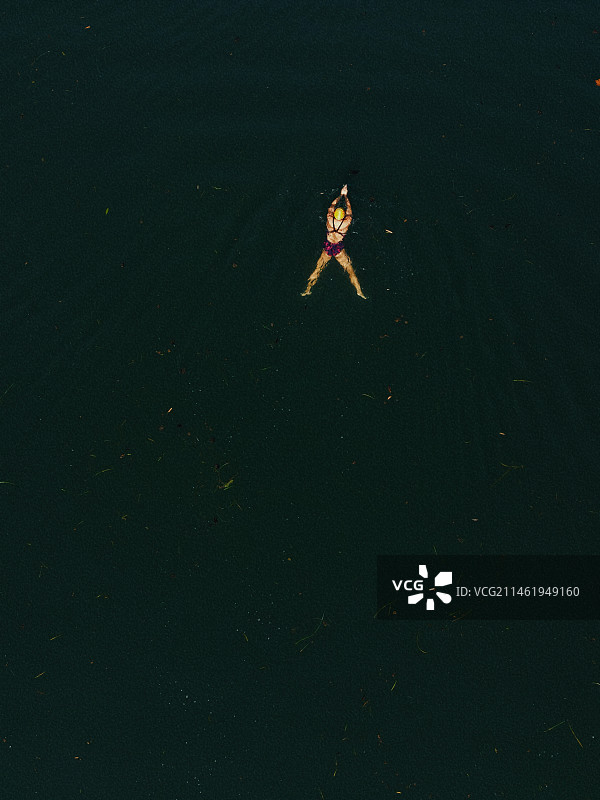 游泳者 航拍图片素材