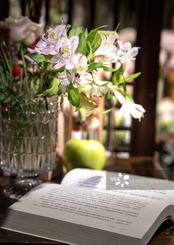 花朵和书本图片素材