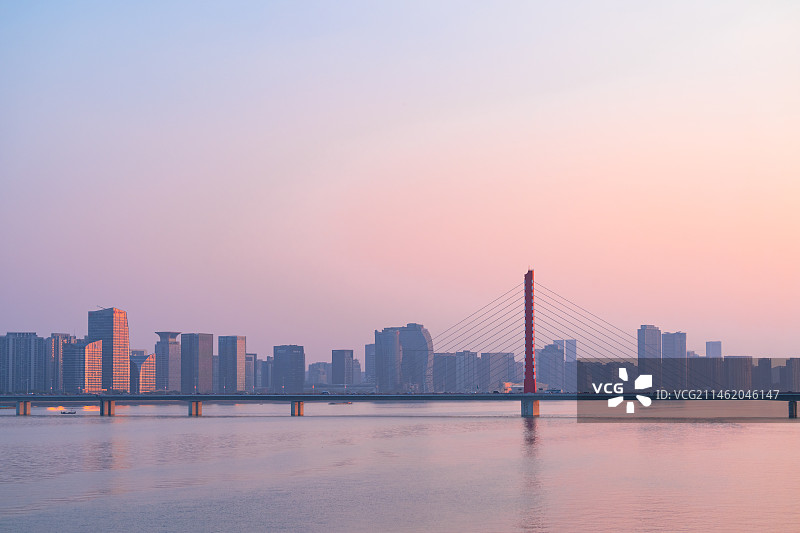 浙江杭州钱塘江上的钱江三桥西兴大桥图片素材