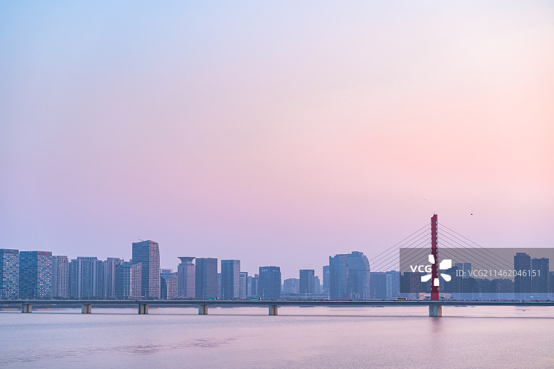 浙江杭州钱塘江上的钱江三桥西兴大桥图片素材