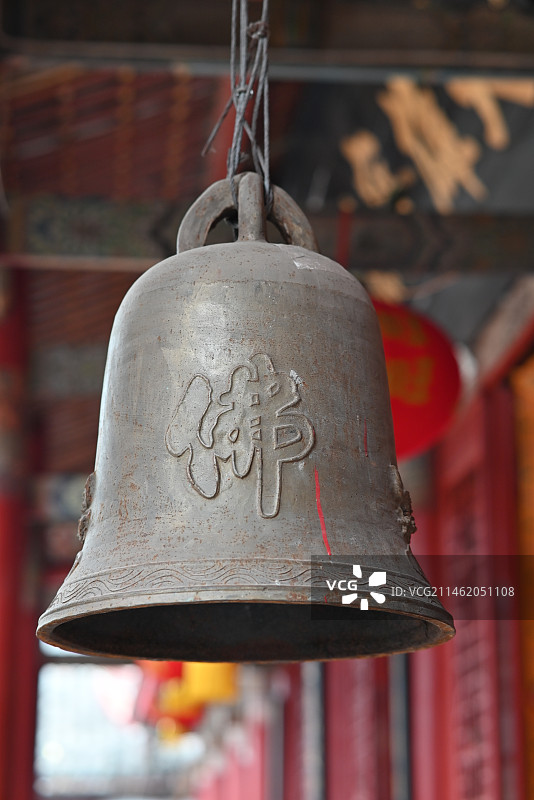 挂在墙上的钟的特写镜头图片素材
