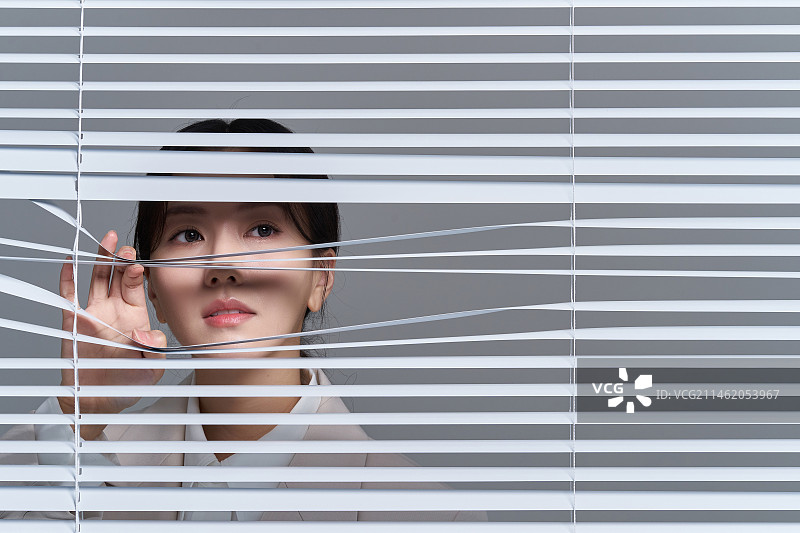 盲人偷看女性图片素材