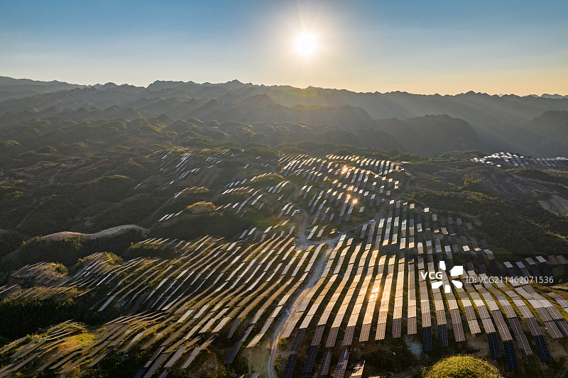 广西蒙山县大力发展高山林光互补光伏发电新能源图片素材