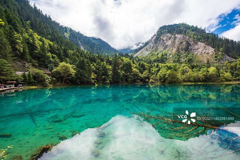 九寨沟卧龙海蓝色清澈湖泊美景图片素材