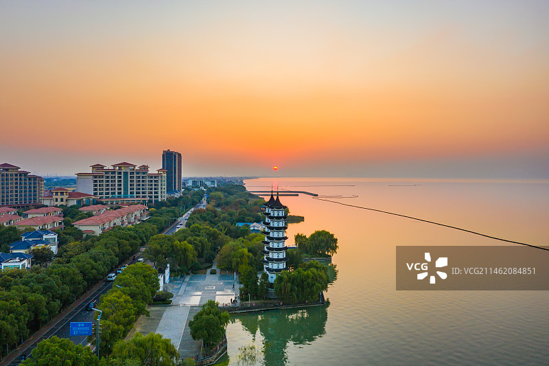 苏州七都镇双塔日落航拍图片素材