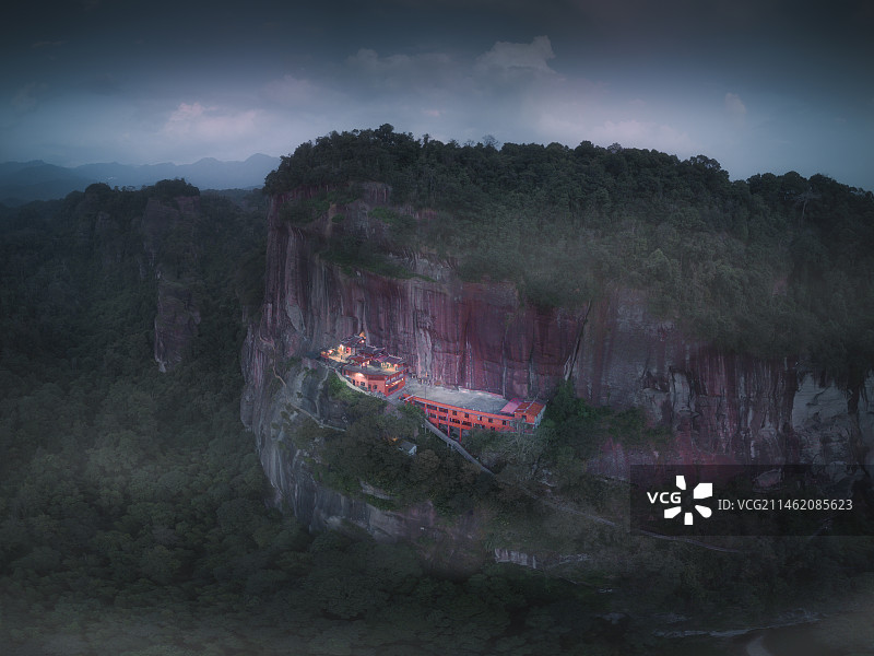 百丈危岩破晓天 云烟缥缈隐姝仙图片素材