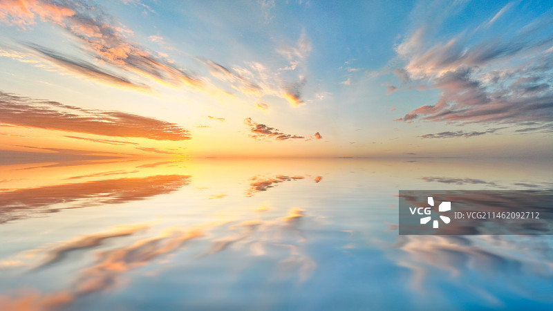 湖面的朝霞与倒影图片素材