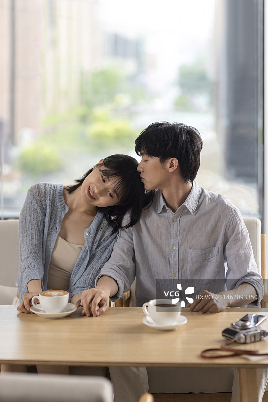 Young Chinese couple dating in café图片素材