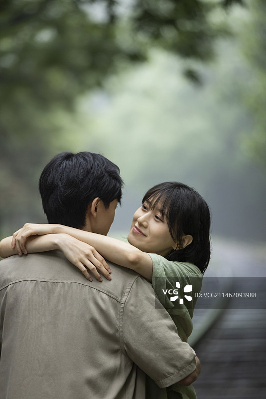 Young Chinese couple dating outdoors图片素材