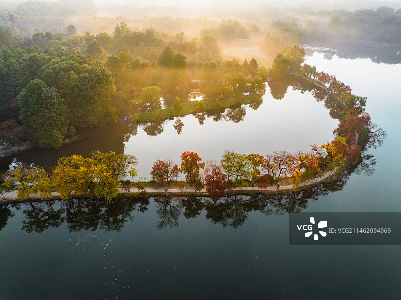 航拍秋季的前湖晨景，江苏南京图片素材