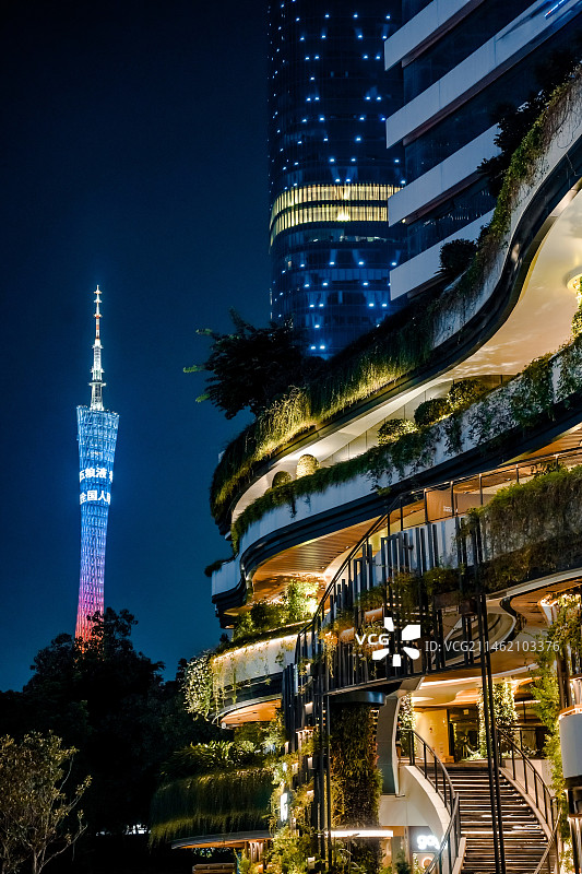 广州高德置地广场夏广场建筑夜景图片素材