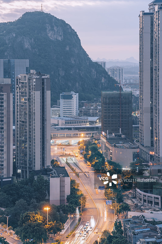 广西柳州鹅山与城市道路车流图片素材