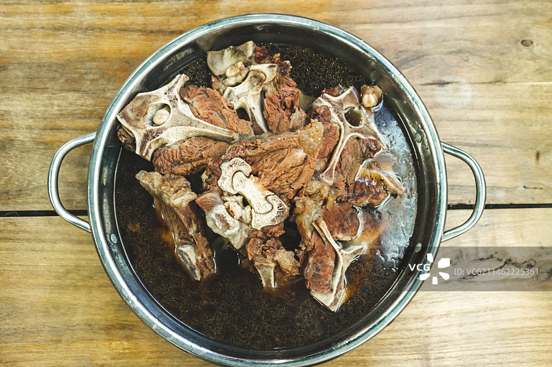 中国餐饮行业饮食产业，传统经典中国食品，美食拍摄主题，一铁锅炖牛蝎子，室内无人图像图片素材