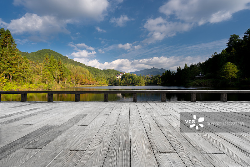 山区晴天湖畔的秋景与木栈道图片素材