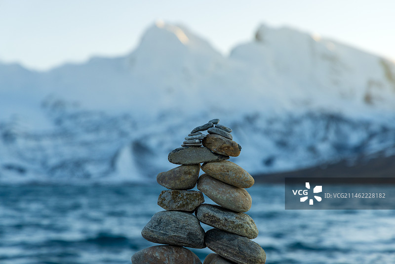 西藏冲巴雍措旁玛尼堆后面是雪山和蓝色湖水的平视图(佳能R5+24-105)图片素材