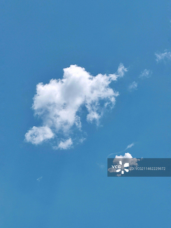 蓝天下白云特写镜头图片素材