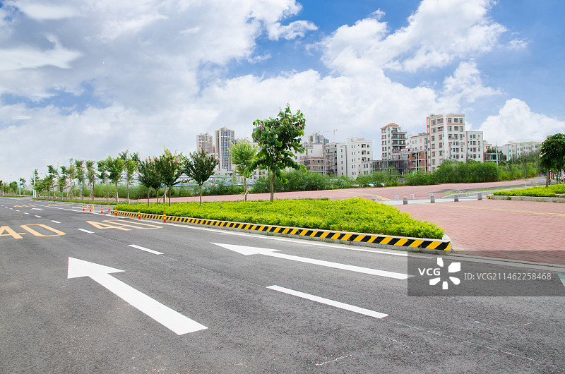 城市里的大马路水泥路图片素材