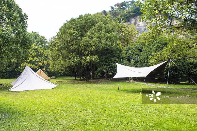 树荫中的帐篷露营 公园 景观园林 露营天幕 树林天目帐篷 天幕图片素材