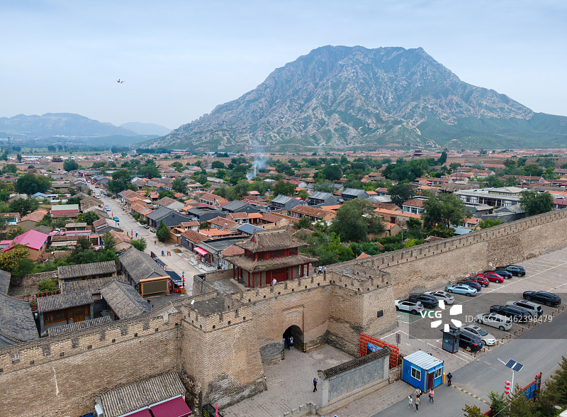 中国河北省张家口市怀来县鸡鸣驿 城门楼 鸡鸣山 航拍视角图片素材