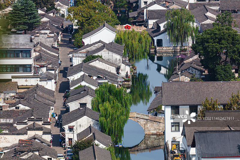 绍兴府山飞翼楼俯瞰西小路历史街区，传统江南水乡，白墙黛瓦徽派建筑，谢公桥飞跨两岸，杨柳依依水中倒影图片素材