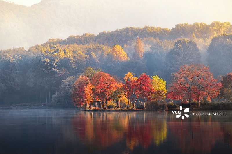 秋晨月牙堤图片素材