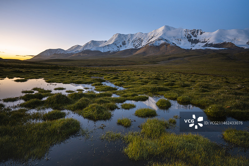 青藏高原阿尼玛卿雪山下的沼泽地图片素材