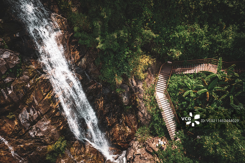 海南琼中百花岭山间瀑布图片素材