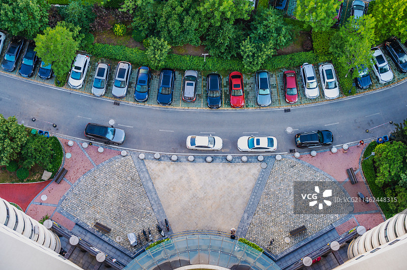 俯瞰清晨小区楼下广场圆形停车位图片素材