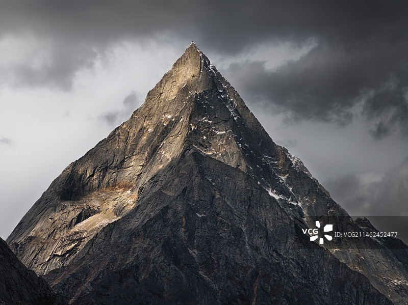 高原上夕阳下的金字塔形状的山峰图片素材