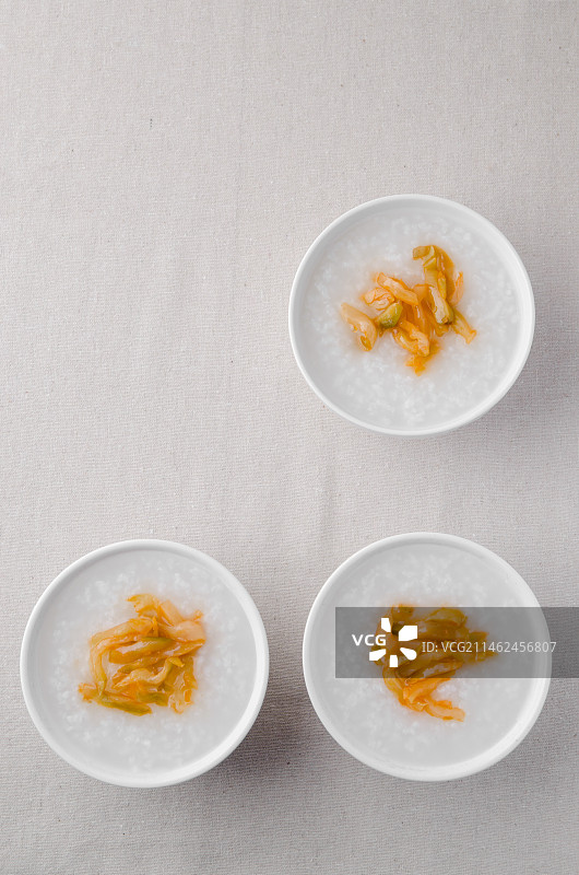 麻布桌上的早餐白粥图片素材