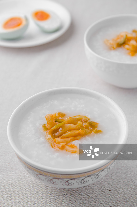 麻布桌上的早餐白粥图片素材