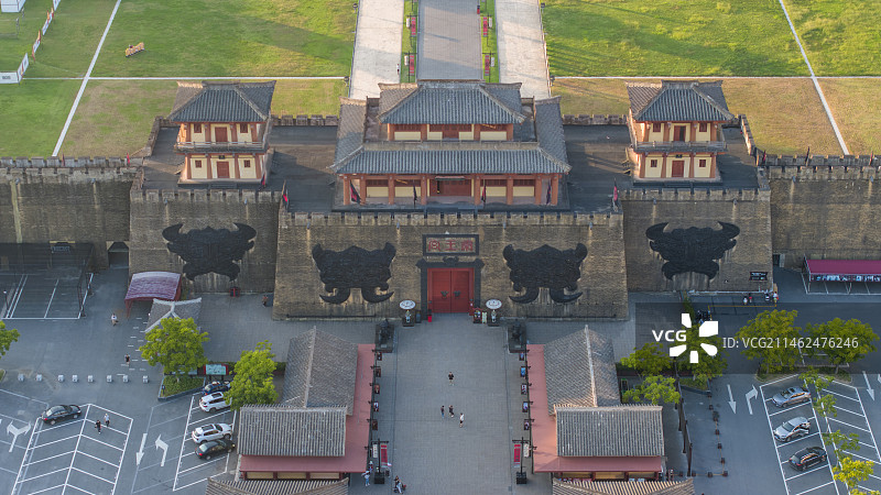 横店秦王宫傍晚航拍城门图片素材