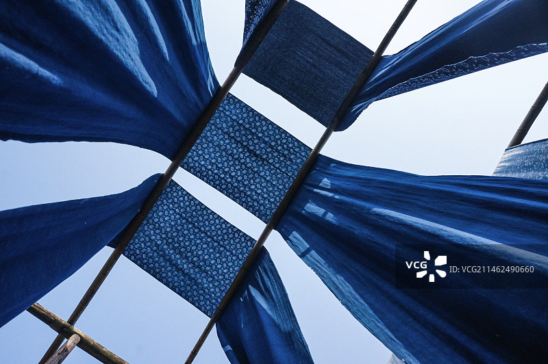 扎染蓝印花布的晾晒图片素材