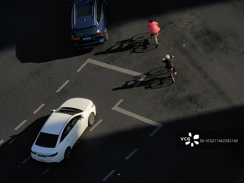 十字路口上汽车及自行车的高角度视图图片素材
