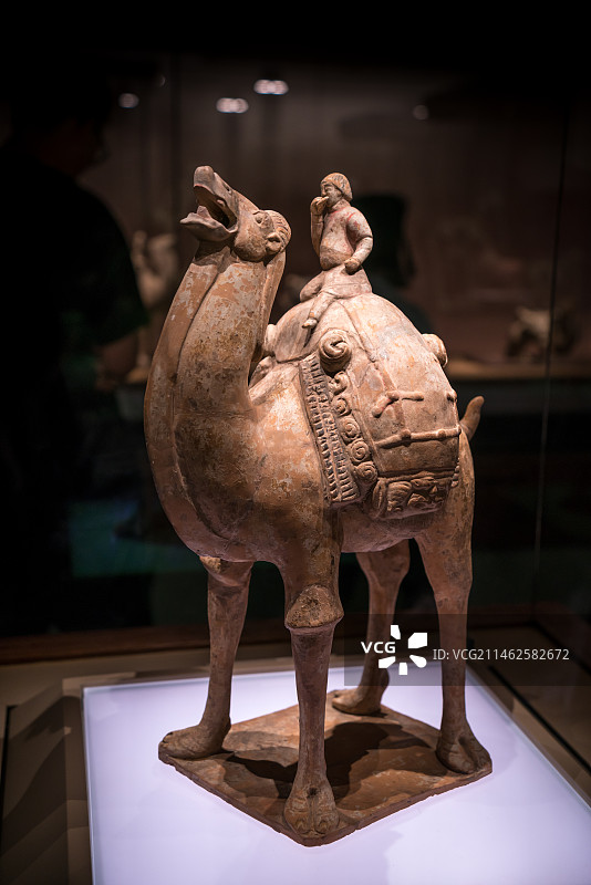 胡人吃饼骑驼俑   北齐   山西博物院图片素材