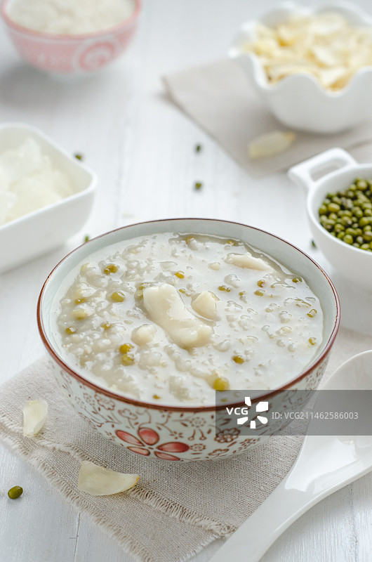 白色背景上美容养颜的绿豆百合粥图片素材