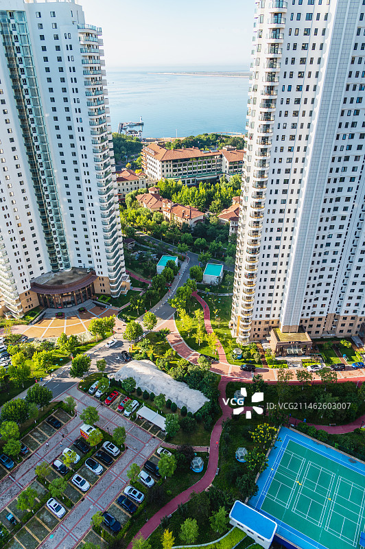 俯瞰高层住宅小区楼下彩色运动场、停车场、广场图片素材