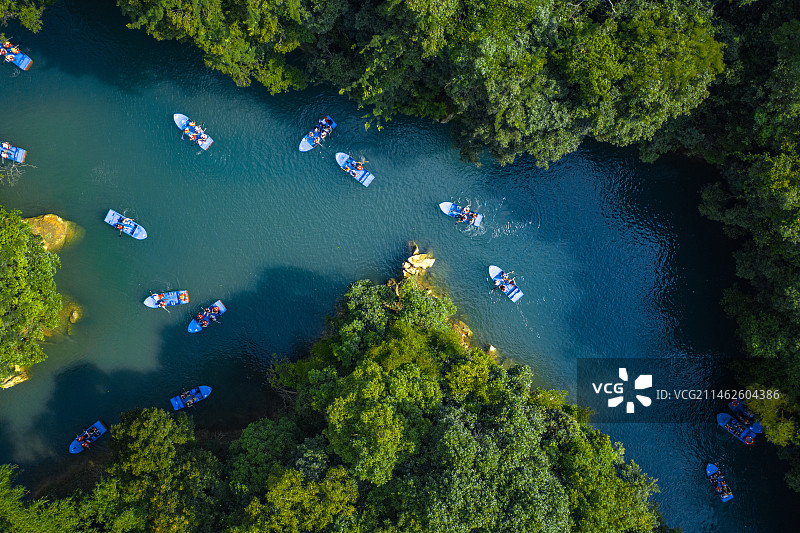 贵州荔波的树林和游船图片素材