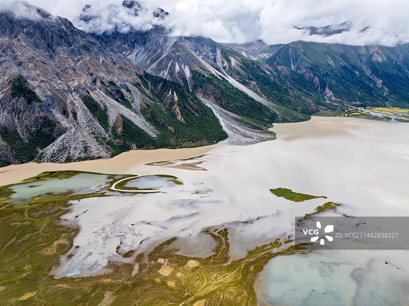 航拍西藏然乌湖白昼风光图片素材