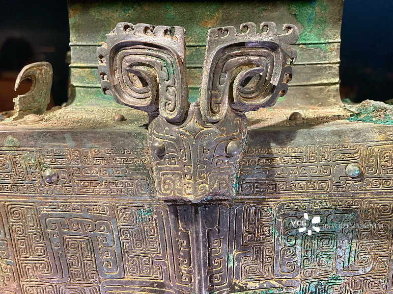 三星堆博物馆青铜器的局部特写图片素材