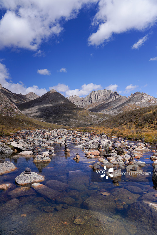 青藏高原东南部 四川省的阿坝县和青海省久治县、班玛县之间 莲宝叶则 扎尕尔措 石头山图片素材