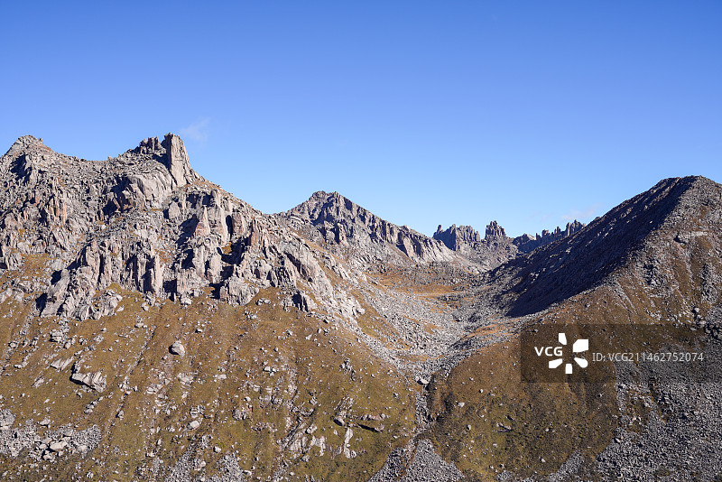 青藏高原东南部 四川省的阿坝县和青海省久治县、班玛县之间 莲宝叶则 石头山图片素材