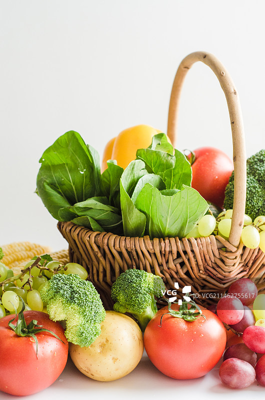 木桌子上菜篮子里的新鲜水果蔬菜图片素材