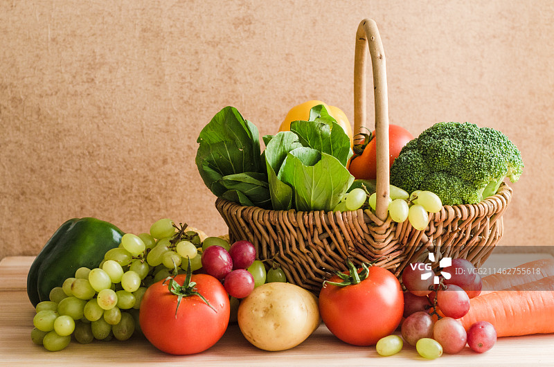 木桌子上菜篮子里的新鲜水果蔬菜图片素材