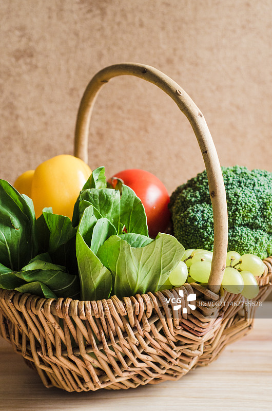 木桌子上菜篮子里的新鲜水果蔬菜图片素材