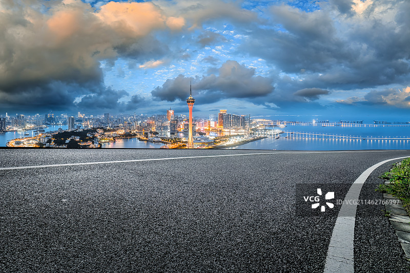 干净的沥青路和中国澳门城市天际线图片素材